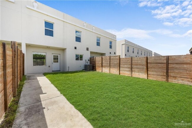 Building Photo - 2600 Mimosa St