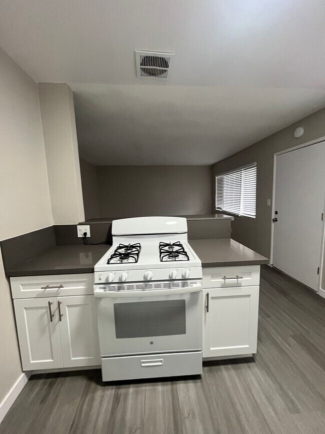 Building Photo - SPACIOUS 2 BEDROOM 1 BATH UPSTAIRS
