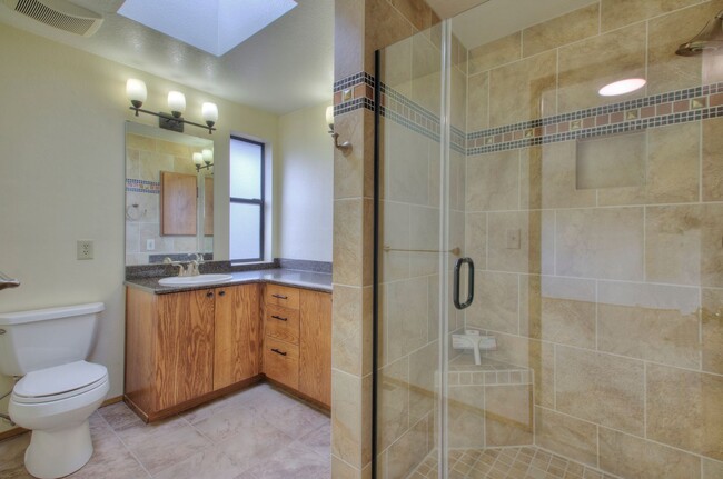 Building Photo - Bright & Spacious Rambler off of Cul-de-Sac
