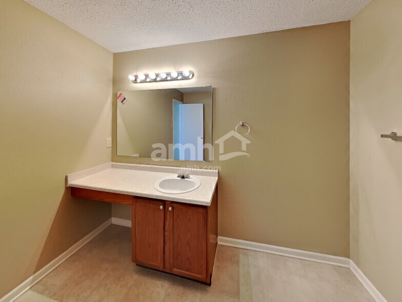Building Photo - 9104 Cherry Grove Ct