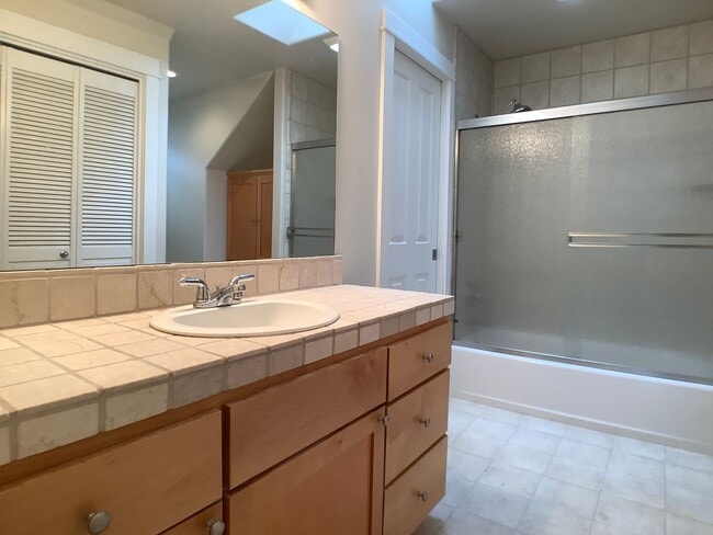 Building Photo - Three bed home with Den/Office in beautifu...