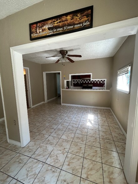 Building Photo - 904 E Hedrick St