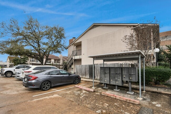 Building Photo - 1818 Augusta Dr