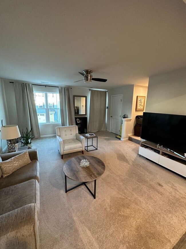 Building Photo - FULLY FURNISHED like-new Townhouse w/ Garage