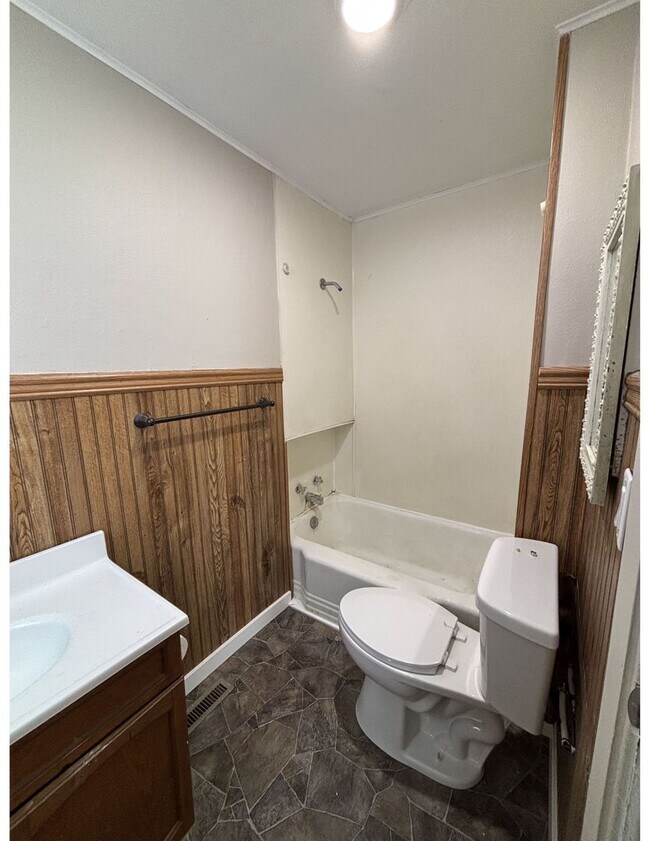 Building Photo - 1313-1315 Green Bay St