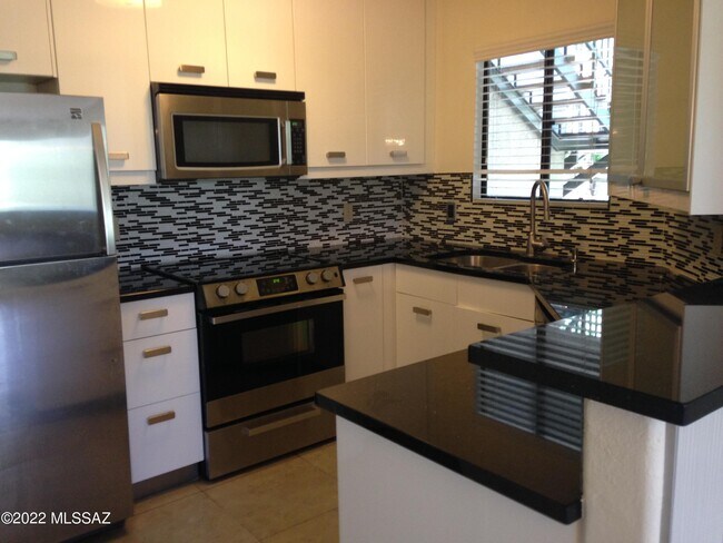 Building Photo - 5751 N Kolb Rd