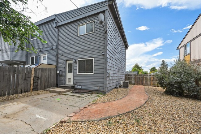 Building Photo - Newly Remodeled Denver Townhome