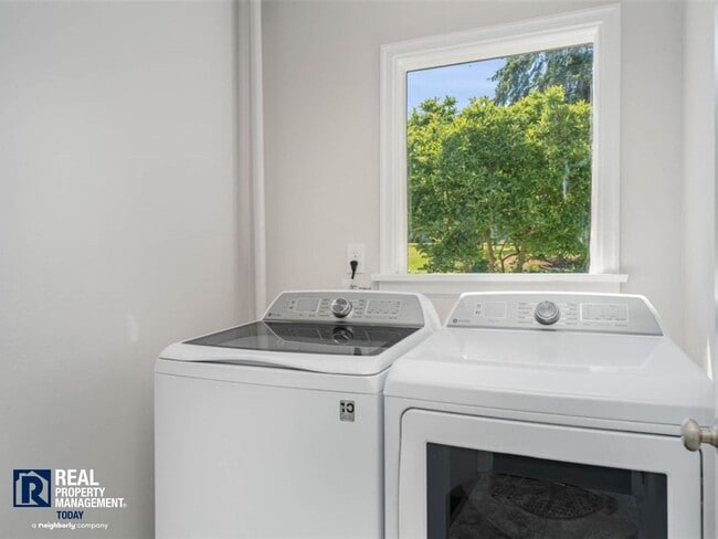 Building Photo - Rare Brown’s Point Beachfront Living – Stunning 3 Bed / 2 Bath Home!