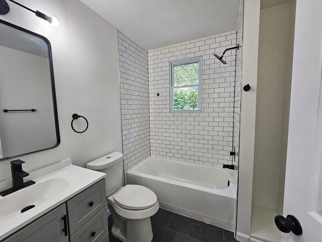 Building Photo - Fully update 1 bedroom 1 bath apartment fo...