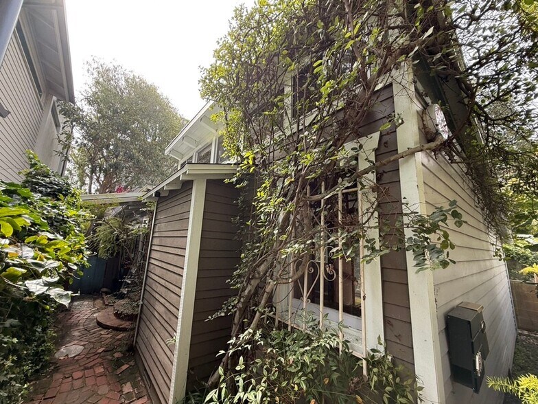 Building Photo - Private Venice Bungalow Near Abbot Kinney | 1BR + Office, 2 Baths, Garden Patio