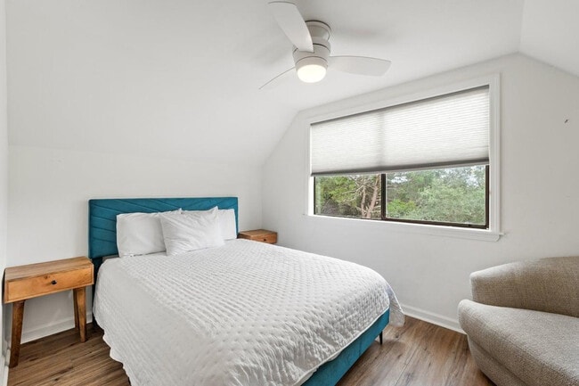 Building Photo - 22103 Lakeview Dr