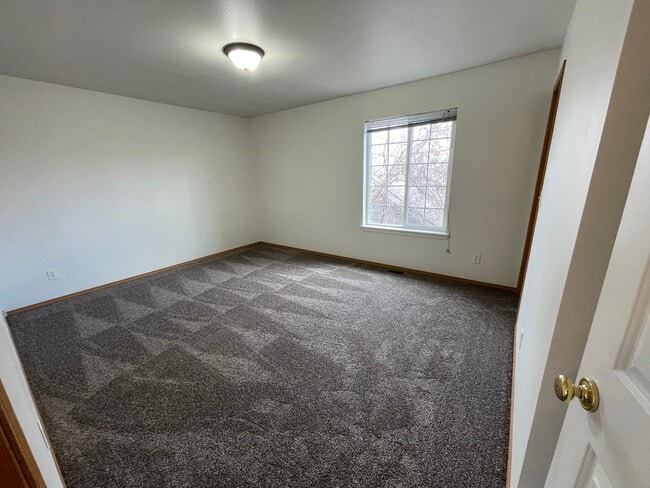 Building Photo - 425 W Shore Dr