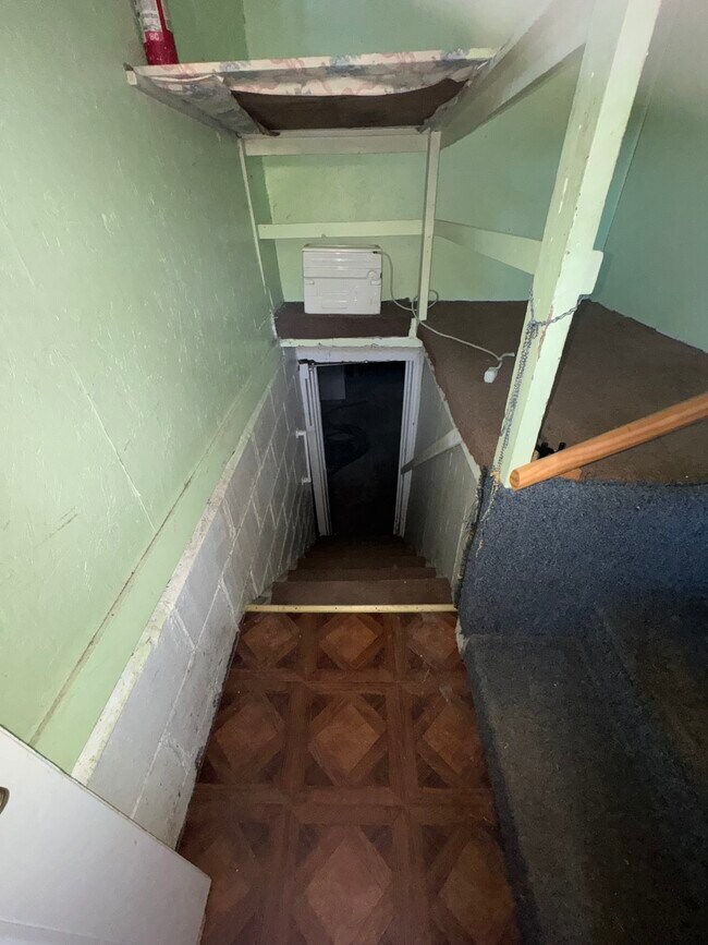 Building Photo - 420 W College St