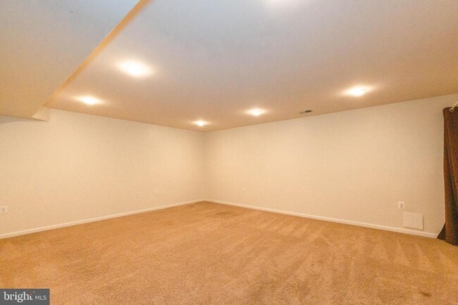 Building Photo - 15 Flag Ct