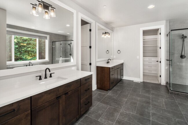 Building Photo - Luxury Haven