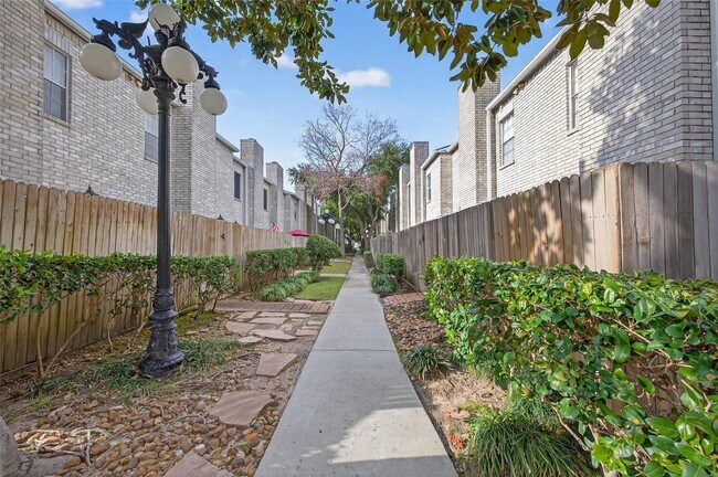 Building Photo - 17659 Red Oak Dr