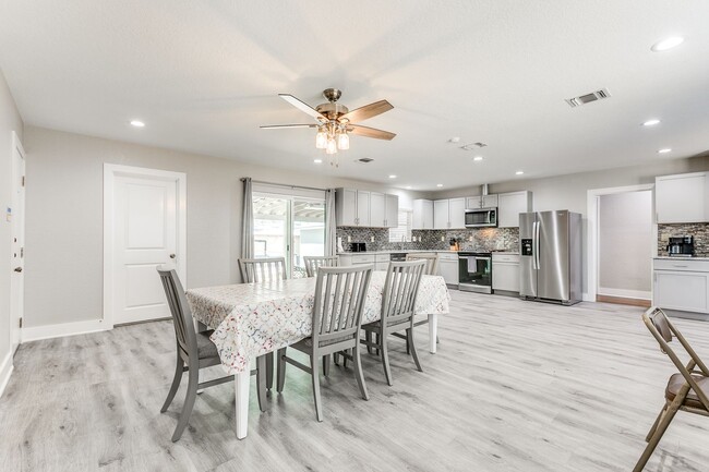 Building Photo - 3 Bedroom/2 Bath Los Angeles Heights Subdi...
