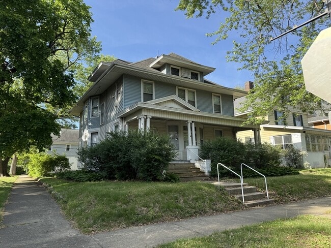 Primary Photo - Large Home near Bradley University