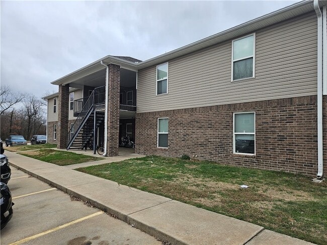 Building Photo - 325 Sadie Ln