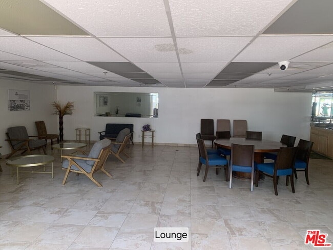 Building Photo - 4915 Tyrone Ave