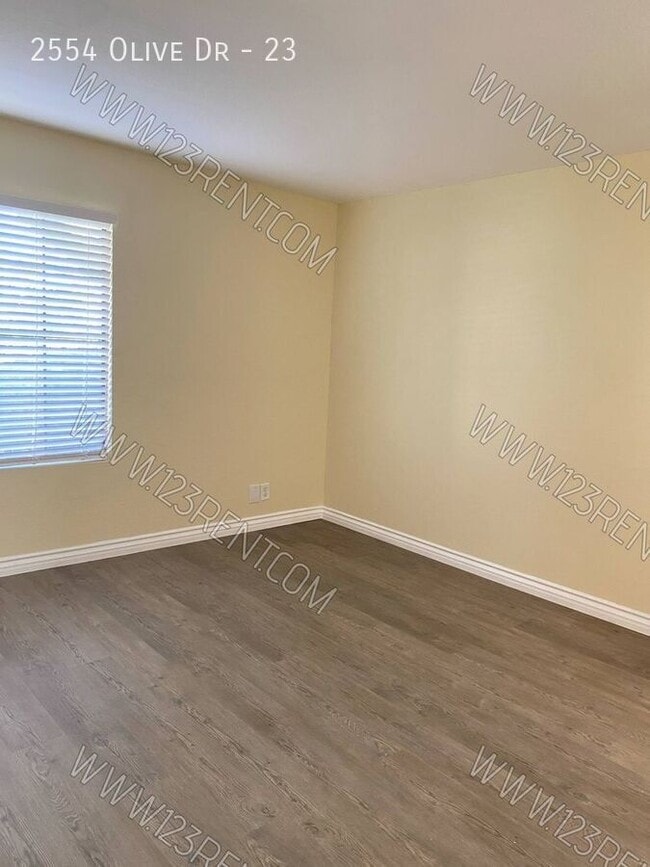 Building Photo - 2554 Olive Dr