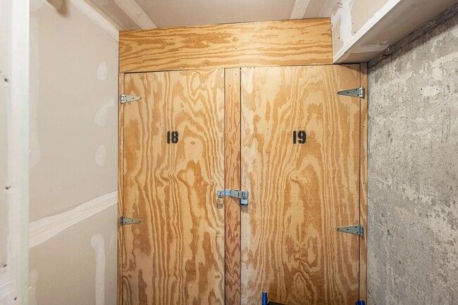 Building Photo - $1,600 - 1 Bed / 1 Bath Gorgeous Condo Unit in University District