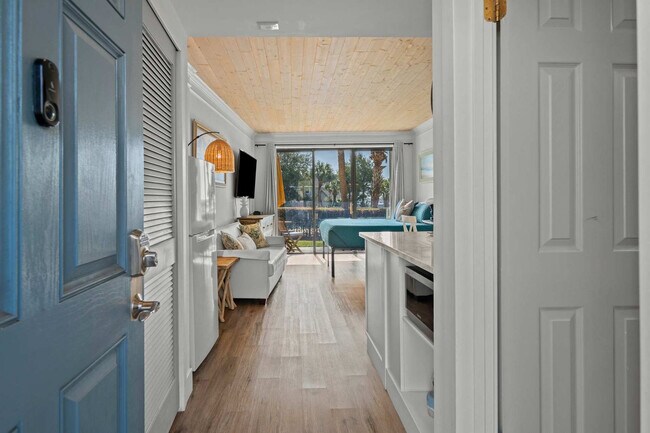 Building Photo - 214 Miracle Strip Pkwy SW