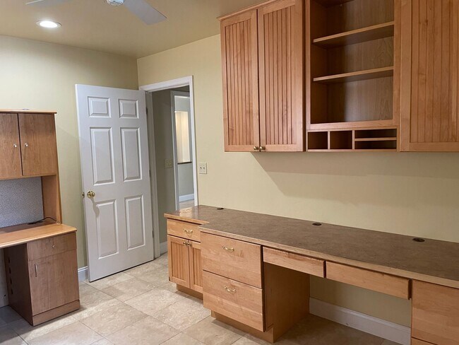 Building Photo - 3 bedroom, 3 bath, entertainment room, lib...