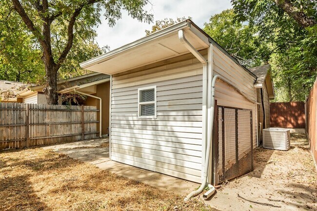 Building Photo - 2351 Longhorn St