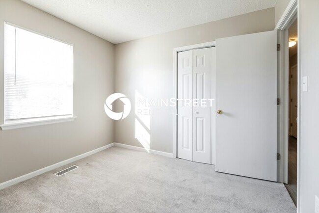 Building Photo - 3 Bedroom Pet-Friendly Home in Lees Summit, MO with Main Street Renewal