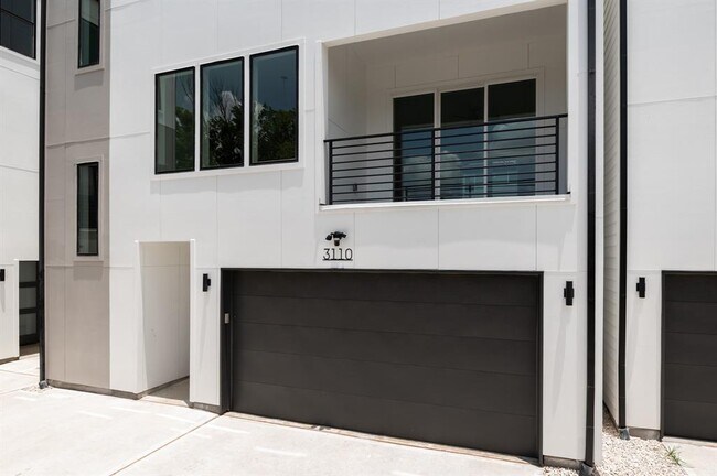 Building Photo - 3110 Live Oak St