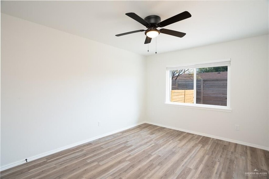 Building Photo - 802 Redwood Ave