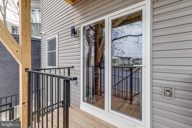 Building Photo - 2113 Master St