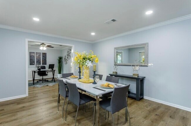 Building Photo - 15614 Pebble Bend Dr