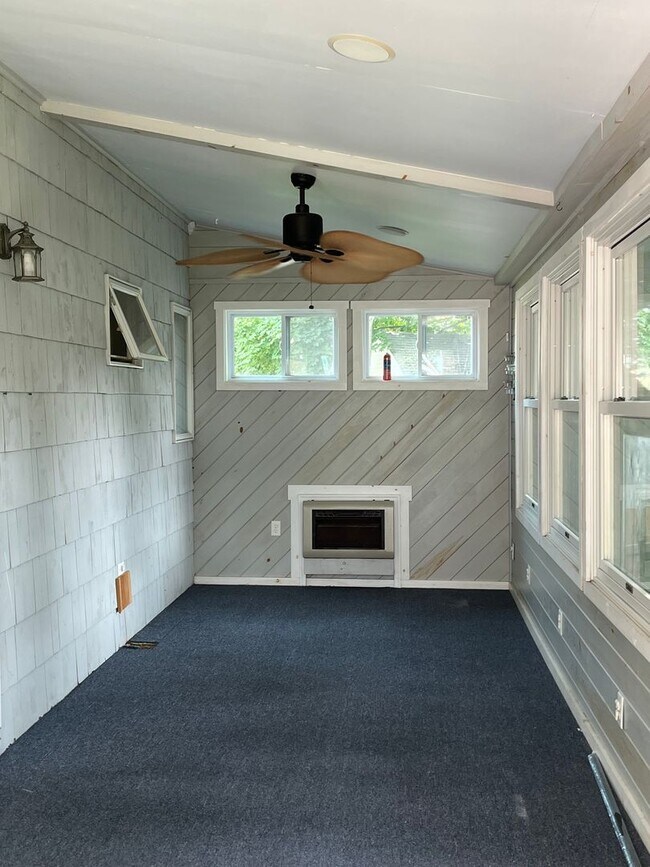 Building Photo - Rare Find Single Family Home in South Port...