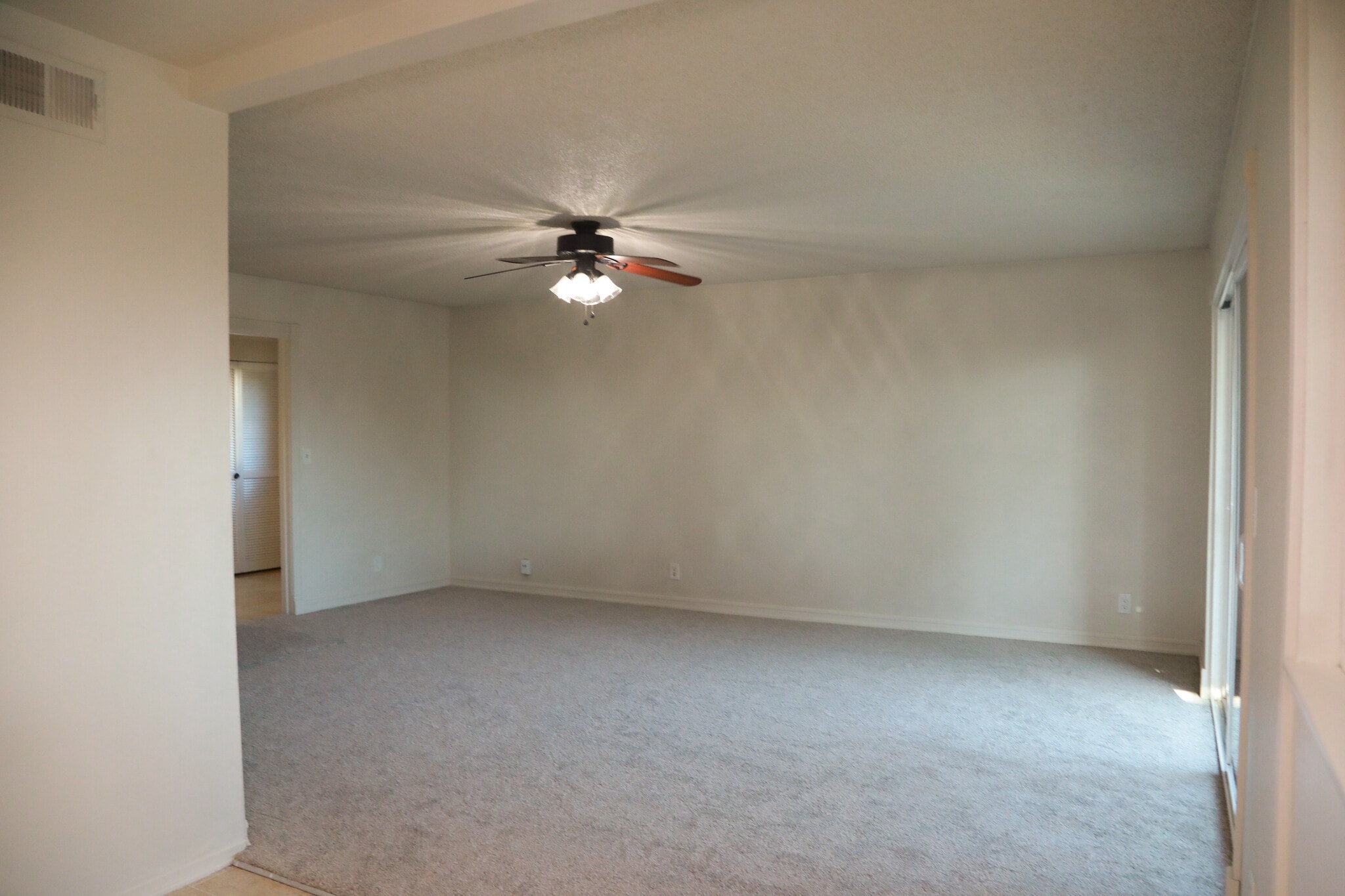 Family room - 646 Buttonwood Dr