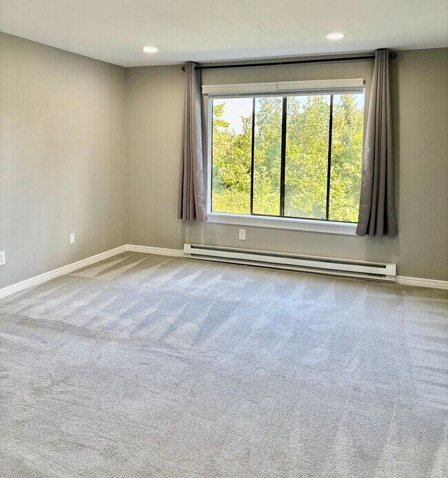 Building Photo - 2 Bed / 2 Bath updated Mercer Island condo $2,945/mo