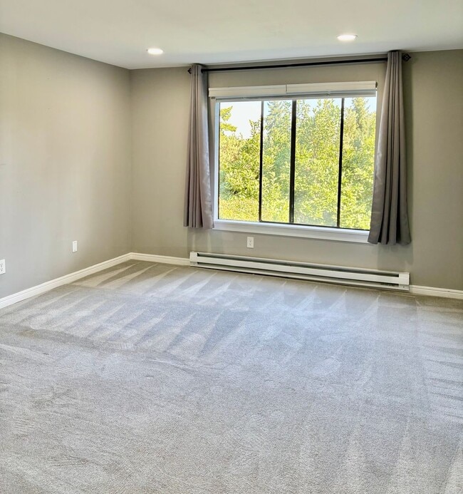Building Photo - 2 Bed / 2 Bath updated Mercer Island condo...