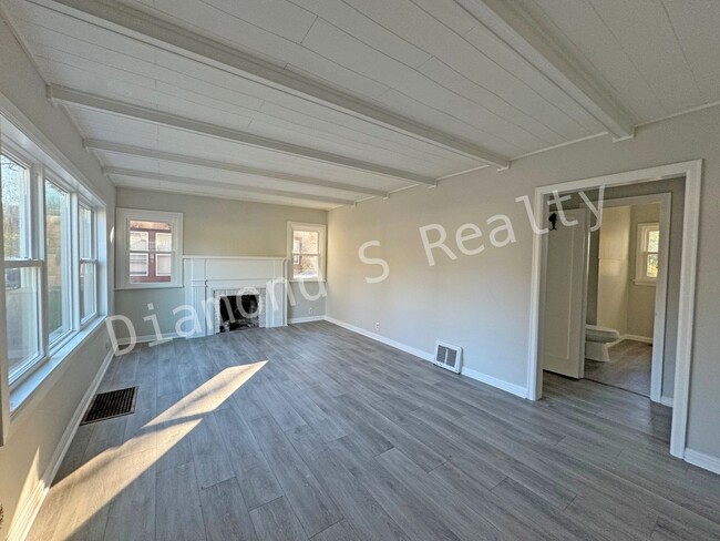 Building Photo - Gorgeous 2 bedroom, 1 bath home in a great...