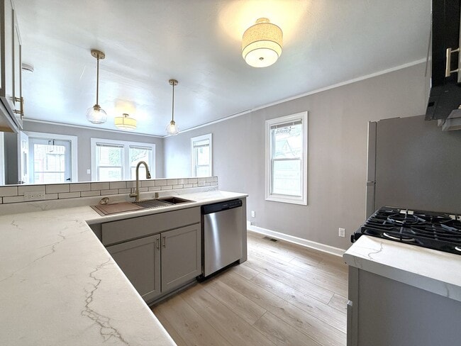 Building Photo - 323 N 59th St