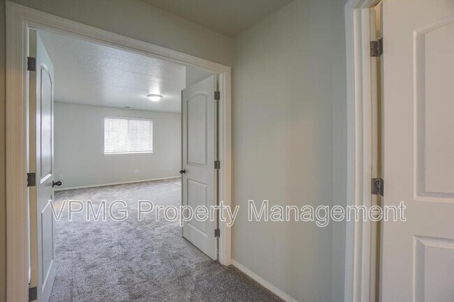 Building Photo - 9819 NE 86th St