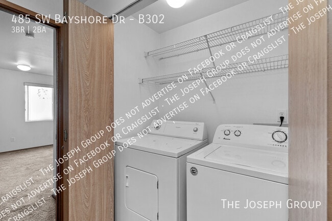 Building Photo - 485 SW Bayshore Dr