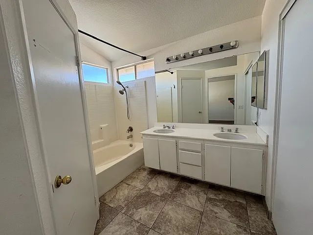 Building Photo - 4 BED/3BATH House in New Adelanto for Rent