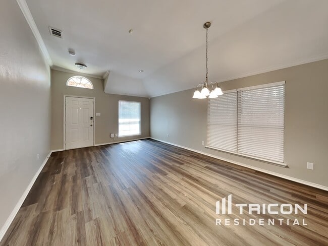 Building Photo - 834 San Jacinto Dr
