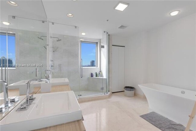 Building Photo - 17111 Biscayne Blvd