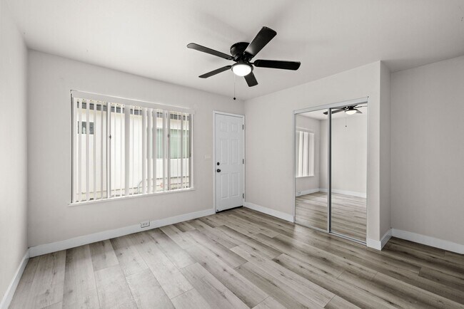 Building Photo - 8 Bed 3 Bath House on Prime Dorothy Way - Minutes Walk to Campus!!