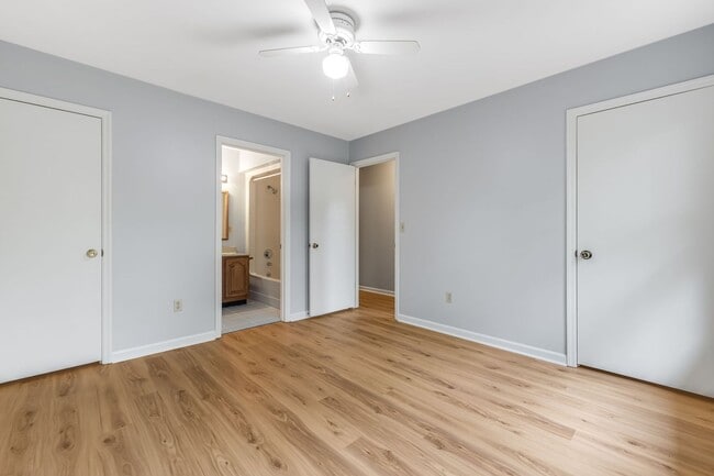 Building Photo - Bright 2-Bedroom Townhouse with Garage & Pool on Tunnel Road (6-Month & 12-Month Options Available)