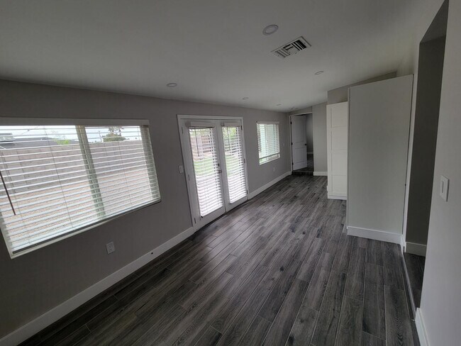 Building Photo - 535 W 15th St