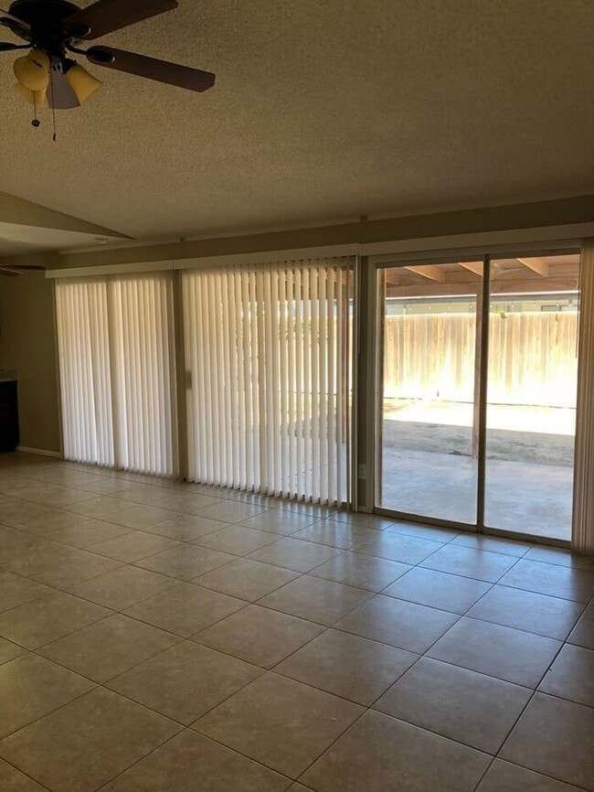 Building Photo - COMING SOON! Spacious 3 Bed 1 Bath Home in...