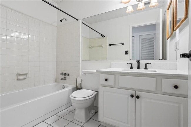 Building Photo - 2205 Surrey Ct